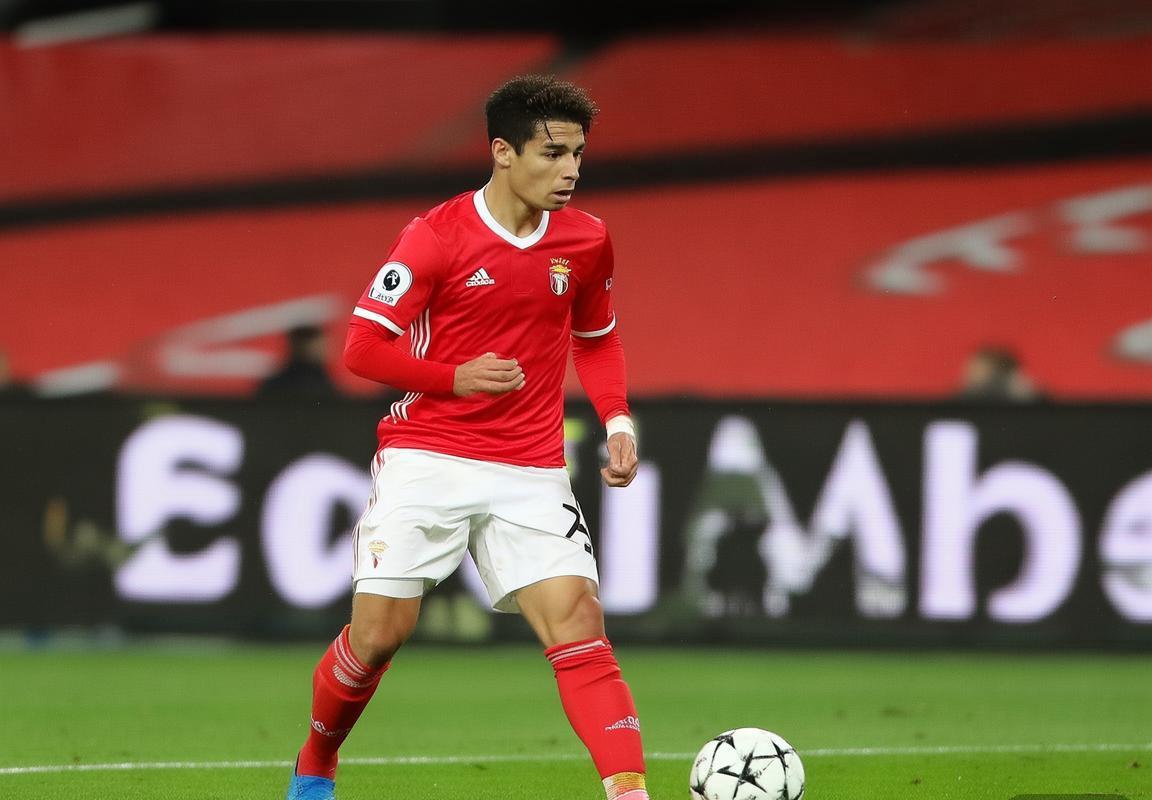 乔奥·内维斯引爆英超转会：曼城曼联争夺本菲卡中场新星